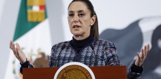 La presidenta de México, Claudia Sheinbaum, habla en una rueda de prensa este jueves, en el Palacio Nacional de Ciudad de México. Foto La Hora: EFE