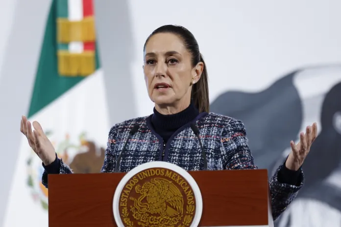 Sheinbaum exige a EE.UU. que presente La presidenta de México, Claudia Sheinbaum, habla en una rueda de prensa este jueves, en el Palacio Nacional de Ciudad de México. Foto La Hora: EFE