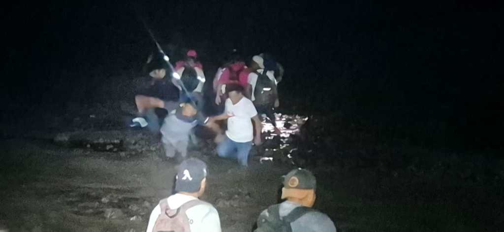 Bomberos rescataron a personas que quedaron atrapadas por la crecida del río El Jute. Foto La Hora: Bomberos Unidos Sin Fronteras