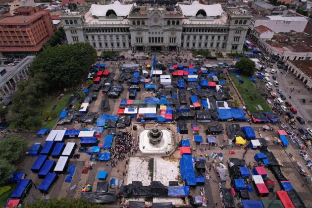 Toma aérea de las carpas utilizadas por afiliados del STEG en la Plaza de la constitución. Foto La Hora: Fabricio Alonzo