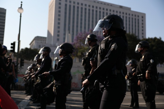 Agentes federales y manifestantes han tenido enfrentamientos desde el viernes: Foto La Hora: EFE/EPA/ALLISON DINNER