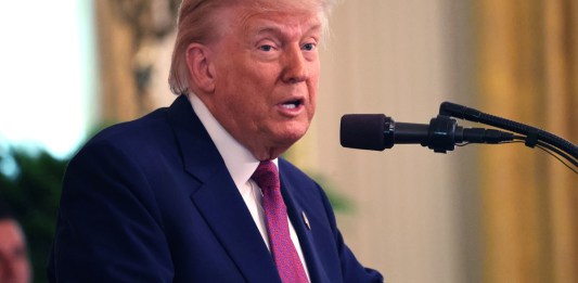 Trump afirma ser "siempre un pacificador" ante la decisión de posponer ofensiva contra Irán.