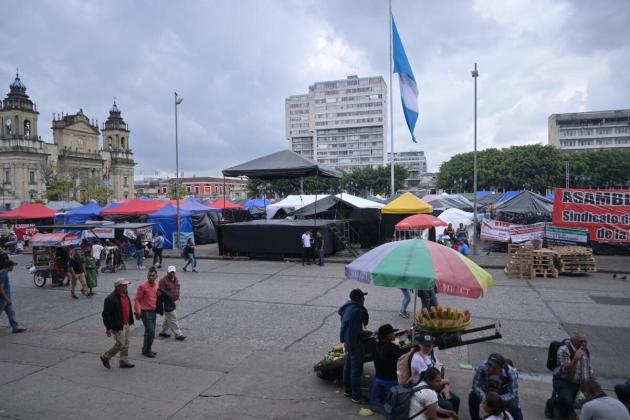 Carpas y tiendas de campaña utilizadas por afiliados del STEG en la Plaza de la Constitución. Foto La Hora: Frabricio Alonzo