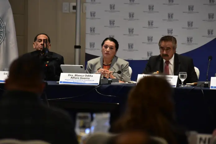 Durante la reunión del Tribunal Supremo Electoral (TSE) se habló sobre los viajes para miembros de partidos políticos publicado por La Hora. Foto La Hora: Daniel Ramírez Durante la reunión del Tribunal Supremo Electoral (TSE) se habló sobre los viajes para miembros de partidos políticos publicado por La Hora. Foto La Hora: Daniel Ramírez