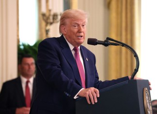El presidente de Estados Unidos, Donald Trump, habla durante un evento este jueves, en la Casa Blanca en Washington sobre el ataque realizado por Israel. Foto La Hora: EFE