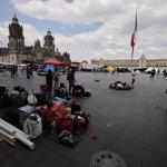 Integrantes de la Coordinadora Nacional de Trabajadores de la Educación (CNTE) comienzan a levantar su campamento este viernes en el Zócalo de Ciudad de México (México). EFE/José Méndez