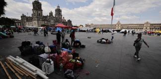Integrantes de la Coordinadora Nacional de Trabajadores de la Educación (CNTE) comienzan a levantar su campamento este viernes en el Zócalo de Ciudad de México (México). EFE/José Méndez