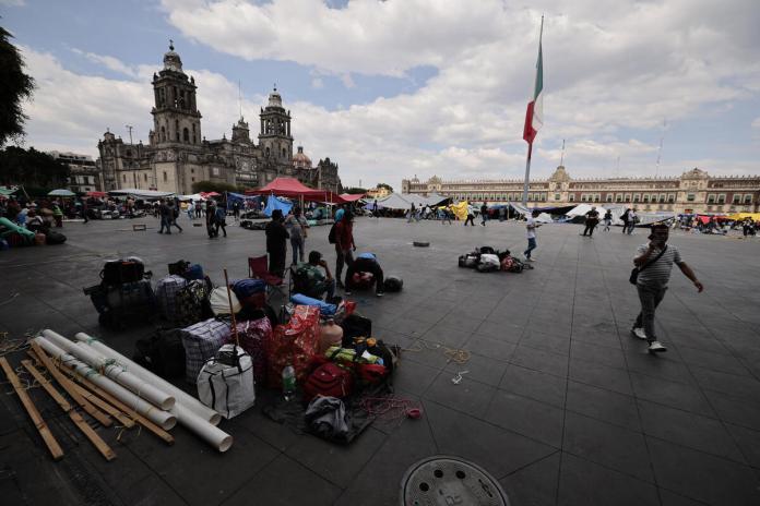 Maestros inician retiro de plantón en Ciudad de México tras más de tres semanas de paro Integrantes de la Coordinadora Nacional de Trabajadores de la Educación (CNTE) comienzan a levantar su campamento este viernes en el Zócalo de Ciudad de México (México). EFE/José Méndez