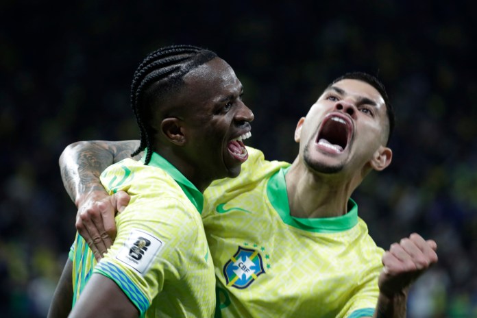Vinicius (i), de Brasil, celebra tras anotar un gol en un partido por las eliminatorias sudamericanas para el Mundial 2026. Foto La Hora: EFE