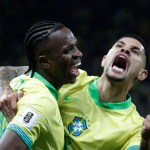 Vinicius (i), de Brasil, celebra tras anotar un gol en un partido por las eliminatorias sudamericanas para el Mundial 2026. Foto La Hora: EFE
