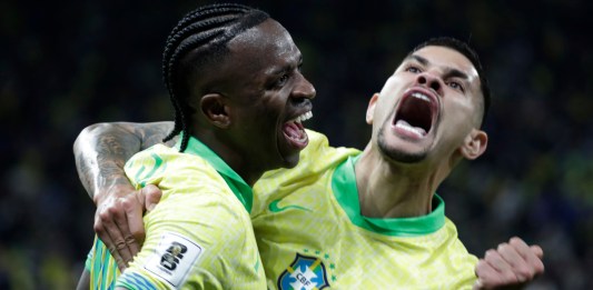 Vinicius (i), de Brasil, celebra tras anotar un gol en un partido por las eliminatorias sudamericanas para el Mundial 2026. Foto La Hora: EFE