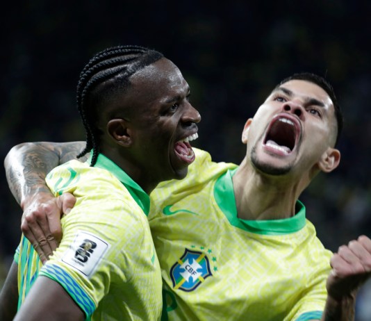 Vinicius (i), de Brasil, celebra tras anotar un gol en un partido por las eliminatorias sudamericanas para el Mundial 2026. Foto La Hora: EFE