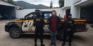 Agentes de SGAIA dieron captura a un presunto coyote en La Mesilla, Huehuetenango, luego de verificar que cuenta con 2 órdenes de captura por tráfico de personas.
