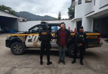 Presunto coyote es capturado durante operativos en La Mesilla Agentes de SGAIA dieron captura a un presunto coyote en La Mesilla, Huehuetenango, luego de verificar que cuenta con 2 órdenes de captura por tráfico de personas.