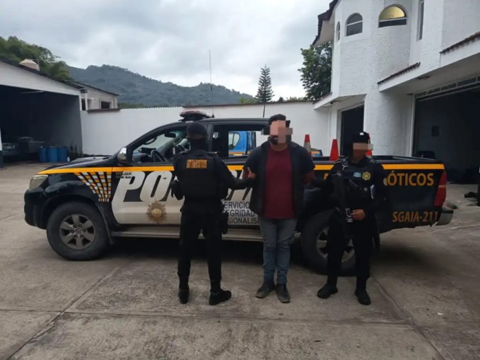AP-LA-MESILLA Agentes de SGAIA dieron captura a un presunto coyote en La Mesilla, Huehuetenango, luego de verificar que cuenta con 2 órdenes de captura por tráfico de personas.