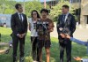 Marcelo Gomes da Silva, de 18 años, al centro, un estudiante de secundaria de Massachusetts que llegó a Estados Unidos cuando tenía 7 años de edad y fue detenido por agentes del Servicio de Inmigración y Control de Aduanas el sábado 31 de mayo de 2025, habla con la prensa después de ser liberado bajo fianza, acompañado de los representantes Seth Moulton, un demócrata por Massachusetts, a la derecha, y Jake Auchincloss, también demócrata del estado, el jueves 5 de junio de 2025, en Burlington, Massachusetts. (AP Foto/Rodrique Ngowi)