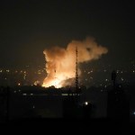 Humo saliendo de un edificio después de una explosión en Tehran. Foto La Hora: AP
