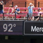 Fanáticos del equipo de baseball de los Cardenales de San Luis intentando refrescarse con ventiladores durante un partido. Foto La Hora: AP