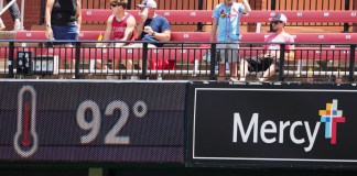 Fanáticos del equipo de baseball de los Cardenales de San Luis intentando refrescarse con ventiladores durante un partido. Foto La Hora: AP