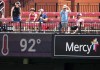Fanáticos del equipo de baseball de los Cardenales de San Luis intentando refrescarse con ventiladores durante un partido. Foto La Hora: AP