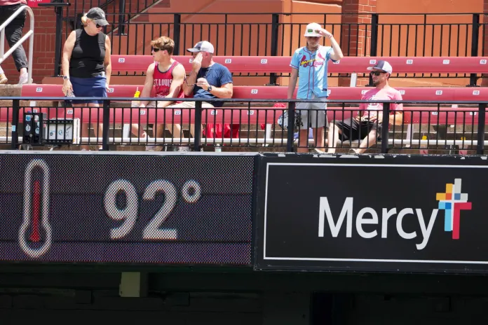 Missouri Heat Wave Weather Fanáticos del equipo de baseball de los Cardenales de San Luis intentando refrescarse con ventiladores durante un partido. Foto La Hora: AP