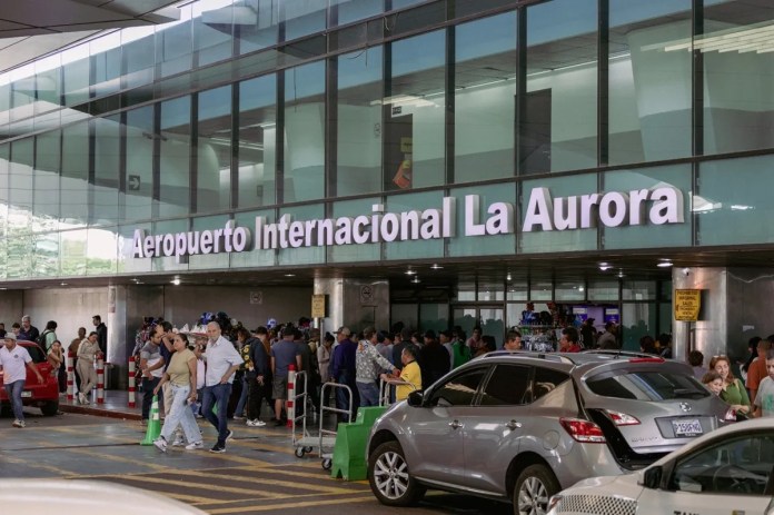 Aeropuerto Internacional La Aurora (AILA), reanuda vuelos luego que en horas de la mañana suspendieran vuelos de entrada y salida por mantenimiento de pistas.