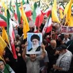 Un iraní sostiene un retrato del líder supremo iraní, el ayatolá Alí Jamenei, entre banderas nacionales de Irán durante una manifestación en Teherán, Irán, el 24 de junio de 2025. Foto La Hora: EFE.