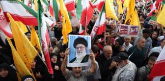 Un iraní sostiene un retrato del líder supremo iraní, el ayatolá Alí Jamenei, entre banderas nacionales de Irán durante una manifestación en Teherán, Irán, el 24 de junio de 2025. Foto La Hora: EFE.