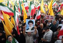 El líder supremo iraní, Ali Jameneí menciona que EE. UU. no dañó instalaciones nucleares Un iraní sostiene un retrato del líder supremo iraní, el ayatolá Alí Jamenei, entre banderas nacionales de Irán durante una manifestación en Teherán, Irán, el 24 de junio de 2025. Foto La Hora: EFE.