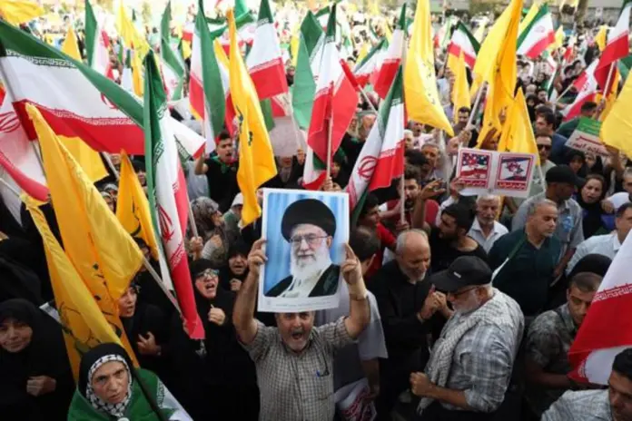 Jameneí asegura que EEUU no dañó las instalaciones nucleares y se llevó Un iraní sostiene un retrato del líder supremo iraní, el ayatolá Alí Jamenei, entre banderas nacionales de Irán durante una manifestación en Teherán, Irán, el 24 de junio de 2025. Foto La Hora: EFE.