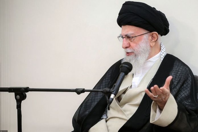 Supremo lider de Irán, Jameneí, en reunión con varios directores y profesores de la Universidad, Shahid Motahari. Foto La Hora: X/@khamenei_ir