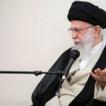 Supremo lider de Irán, Jameneí, en reunión con varios directores y profesores de la Universidad, Shahid Motahari. Foto La Hora: X/@khamenei_ir