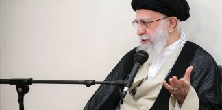 Supremo lider de Irán, Jameneí, en reunión con varios directores y profesores de la Universidad, Shahid Motahari. Foto La Hora: X/@khamenei_ir