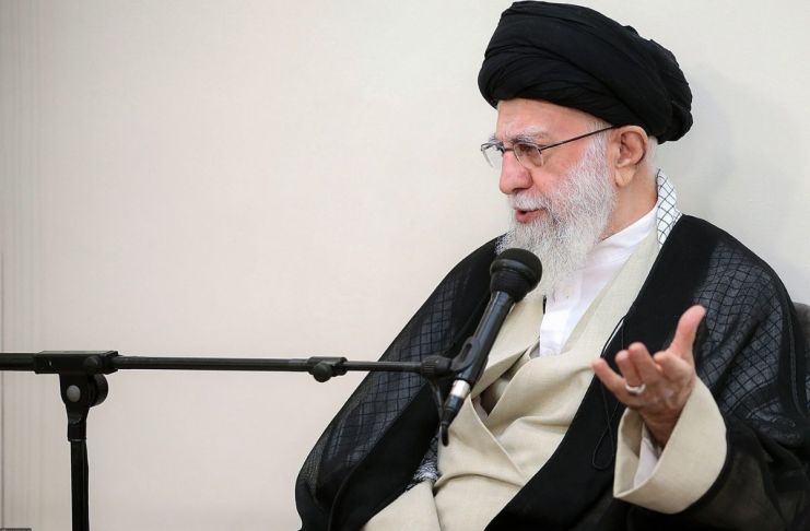 Supremo lider de Irán, Jameneí, en reunión con varios directores y profesores de la Universidad, Shahid Motahari. Foto La Hora: X/@khamenei_ir