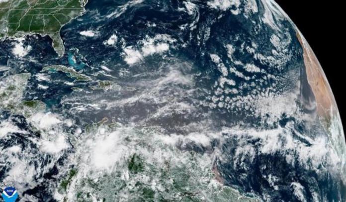 Fotografía satelital cedida este martes por la Oficina Nacional de Administración Oceánica y Atmosférica de Estados Unidos (NOAA), a través del Centro Nacional de Huracanes (NHC), donde se muestra la localización de la tormenta tropical Andrea en el Atlántico. Foto La Hora: EFE.