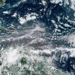Fotografía satelital cedida este martes por la Oficina Nacional de Administración Oceánica y Atmosférica de Estados Unidos (NOAA), a través del Centro Nacional de Huracanes (NHC), donde se muestra la localización de la tormenta tropical Andrea en el Atlántico. Foto La Hora: EFE.
