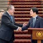 El presidente Bernardo Arévalo junto con su homólogo de Taiwán, Lai Ching-te