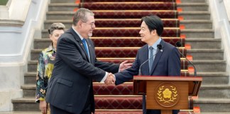 El presidente Bernardo Arévalo junto con su homólogo de Taiwán, Lai Ching-te