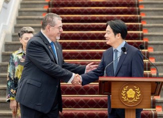El presidente Bernardo Arévalo junto con su homólogo de Taiwán, Lai Ching-te