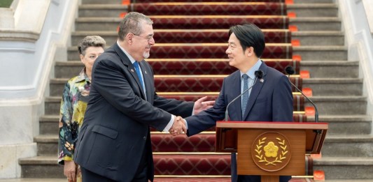 El presidente Bernardo Arévalo junto con su homólogo de Taiwán, Lai Ching-te