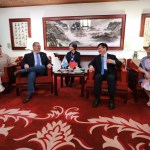 Presidente Bernardo Arévalo, acompañado de la primera dama, junto con el Canciller Lin Chia-lung y su esposa.