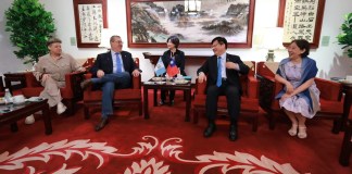 Presidente Bernardo Arévalo, acompañado de la primera dama, junto con el Canciller Lin Chia-lung y su esposa.