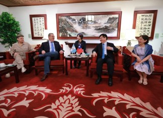 Presidente Bernardo Arévalo, acompañado de la primera dama, junto con el Canciller Lin Chia-lung y su esposa.