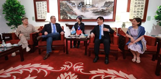 Presidente Bernardo Arévalo, acompañado de la primera dama, junto con el Canciller Lin Chia-lung y su esposa.
