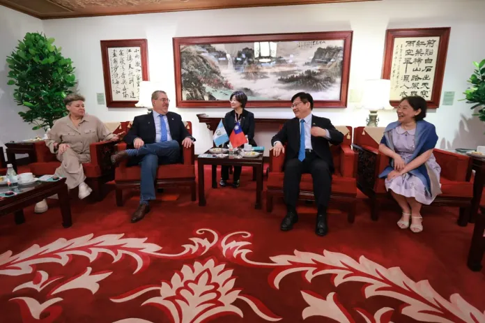 Presidente Bernardo Arévalo, acompañado de la primera dama, junto con el Canciller Lin Chia-lung y su esposa. Presidente Bernardo Arévalo, acompañado de la primera dama, junto con el Canciller Lin Chia-lung y su esposa.