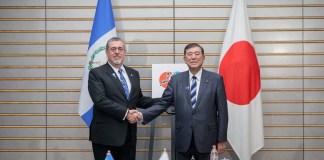 Presidente Bernardo Arévalo, junto con el primer ministro de Japón, Ishiba Shigeru