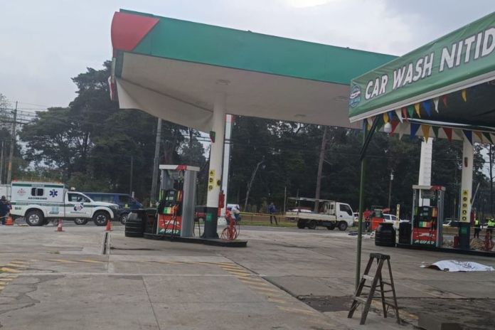 Bomberos Municipales Departamentales, acudiendo a un ataque armado en una gasolinera en el kilómetro 18 de la ruta al Pacífico. Foto La Hora: Asonbomd
