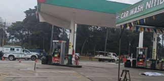 Bomberos Municipales Departamentales, acudiendo a un ataque armado en una gasolinera en el kilómetro 18 de la ruta al Pacífico. Foto La Hora: Asonbomd