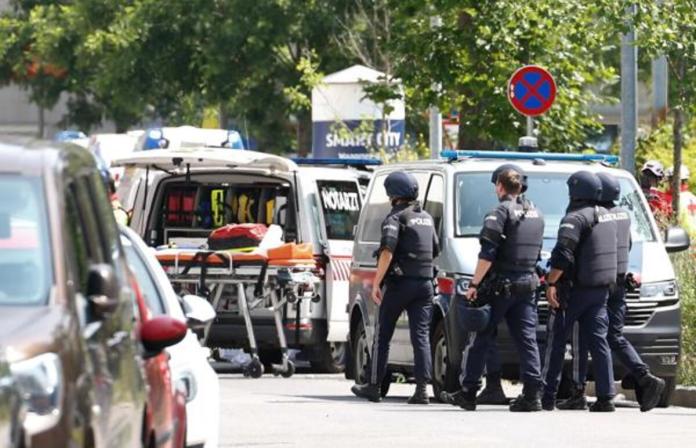 Policías y personal médico a las afueras del instituto Dreierschützengasse tras un tiroteo en Graz, Austria, el 10 de junio de 2025. Al menos nueve personas murieron en el incidente, incluido el tirador, confirmaron las autoridades. Foto La Hora: EFE.