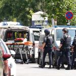 Policías y personal médico a las afueras del instituto Dreierschützengasse tras un tiroteo en Graz, Austria, el 10 de junio de 2025. Al menos nueve personas murieron en el incidente, incluido el tirador, confirmaron las autoridades. Foto La Hora: EFE.